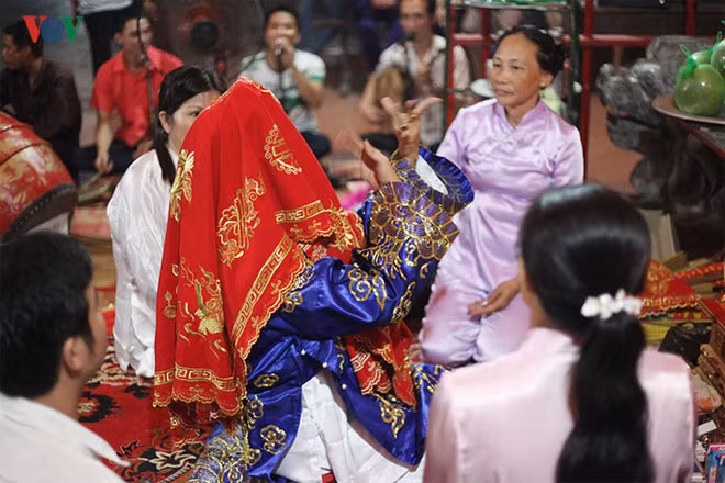 1 buổi hầu đồng thường diễn lại các tích xưa, ca ngợi những người anh hùng dân tộc, những vị thần bảo hộ cho cuộc sống nhân dân. Thậm chí tái hiện lại hình tượng 1 vị anh hùng dân tộc từ khi còn trẻ, chưa làm nên sự nghiệp tới lúc công thành danh toại, giúp dân, giúp nước.
