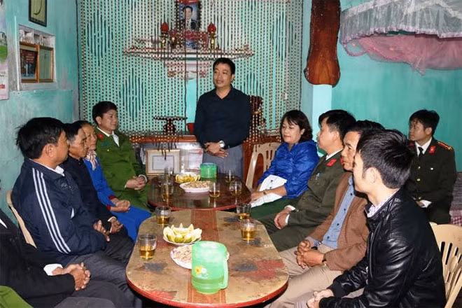 Anh Bùi Xuân Định-Tổng Giám đốc Trung Nam Goup nói chuyện thân mật với gia đình các chiến sỹ được hỗ trợ về nhà ở. Anh Bùi Xuân Định-Tổng Giám đốc Trung Nam Goup nói chuyện thân mật với gia đình các chiến sỹ được hỗ trợ về nhà ở.