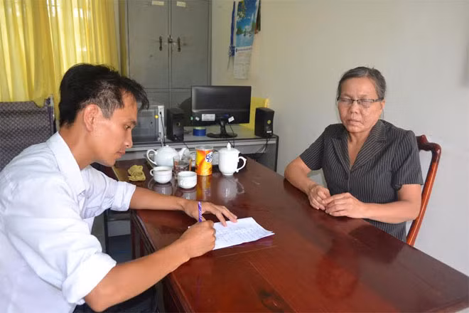 Bà Nguyễn Thị Ngọc - Chủ tịch hội người mù huyện Chơn Thành trình bày sự việc bị lừa đảo với cơ quan chức năng - ảnh: Đức Trí.