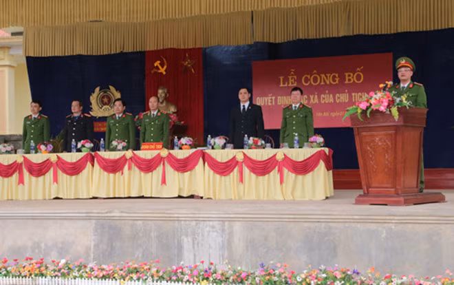 Thượng tá Lương Minh Nguyện đọc Quyết định đặc xá của Chủ tịch nước.