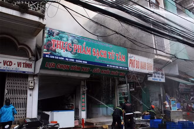 Cảnh sát PCCC đang dập lửa tại hiện trường.