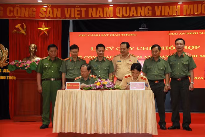 Trung tướng Hoàng Phước Thuận, Cục trưởng Cục An ninh mạng và Thiếu tướng Trần Sơn Hà, Cục trưởng Cục CSGT ký quy chế phối hợp. Trung tướng Hoàng Phước Thuận, Cục trưởng Cục An ninh mạng và Thiếu tướng Trần Sơn Hà, Cục trưởng Cục CSGT ký quy chế phối hợp.