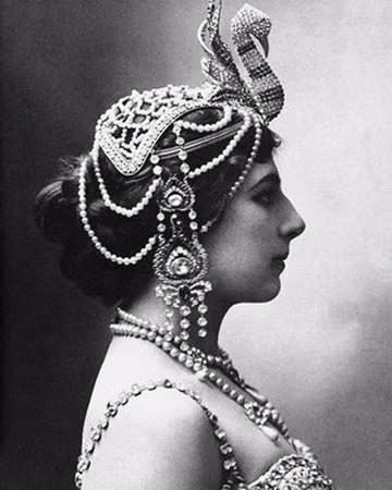 Nữ vũ công gợi cảm Mata Hari. Nữ vũ công gợi cảm Mata Hari.