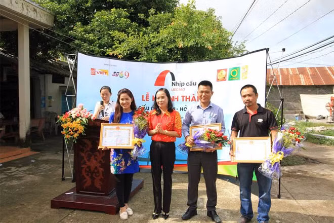 Đại diện Tập đoàn Number 1 – Tân Hiệp Phát nhận hoa và giấy khen vì những đóng góp vào sự phát triển của địa phương.