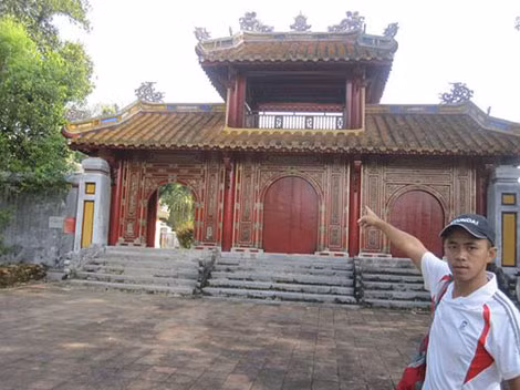 Phóng viên Chuyên đề An ninh thế giới trước lối vào lăng mộ Vua Gia Long.