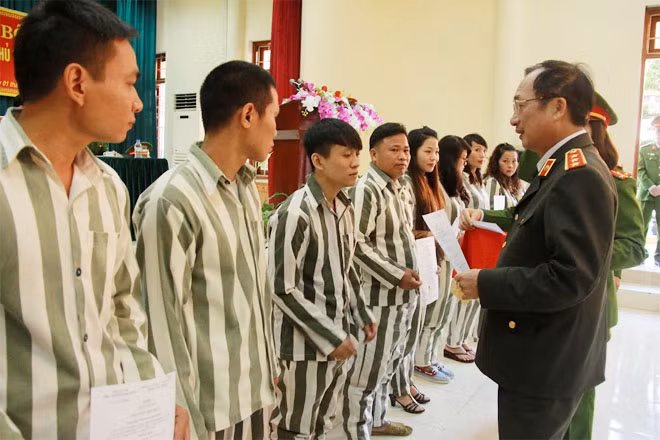 Thứ trưởng Nguyễn Văn Thành trao quyết định đặc xá cho các phạm nhân.