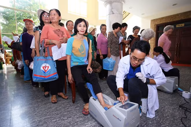 Vinamilk tiến hành kiểm tra sức khoẻ cho người cao tuổi.