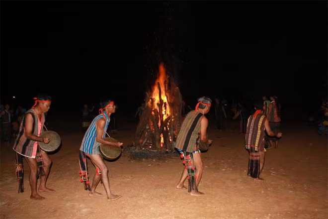 Hoạt động văn hóa múa cồng chiêng bên đống lửa hồng của người đồng bào dân tộc thiểu số S’tiêng bản địa Sóc Bom Bo thuộc huyện Bù Đăng, tỉnh Bình Phước.