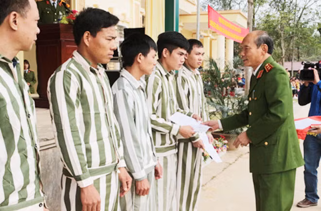 Trung tướng Nguyễn Hoàg Hà trao quyết định tha tù trước thời hạn tới tay từng phạm nhân được đặc xá.