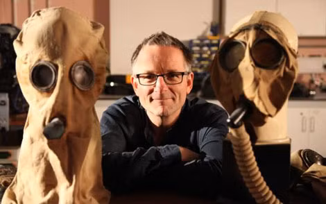 Nhà khoa học Michael Mosley với 2 mặt nạ phòng hơi độc đầu tiên ở Porton Down. Nhà khoa học Michael Mosley với 2 mặt nạ phòng hơi độc đầu tiên ở Porton Down.