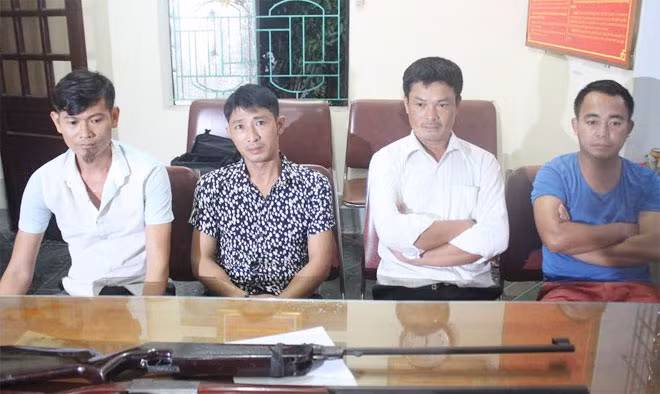 4 người sử dụng súng săn trái phép tại cơ quan Công an. 4 người sử dụng súng săn trái phép tại cơ quan Công an.