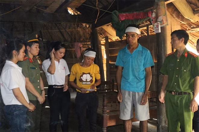 Tặng quà cho gia đình chị Nguyễn Thị Lan, xóm 1, xã Hương Giang.