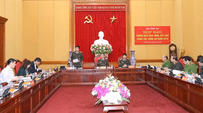 Trung tướng Nguyễn Danh Cộng, Chánh Văn phòng Bộ Công an trình bày tóm tắt tình hình, kết quả công tác Công an năm 2016.