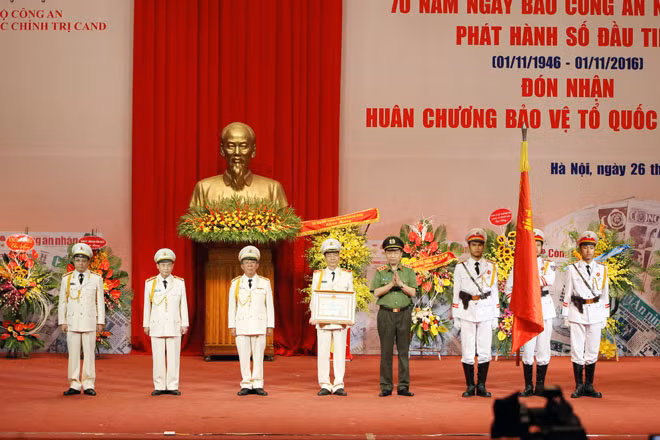 Thừa ủy quyền của Chủ tịch nước, Bộ trưởng Bộ Công an Tô Lâm trao Huân chương Bảo vệ Tổ quốc hạng Nhất cho Báo CAND. Ảnh: Xuân Trường.