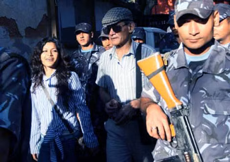Sobhraj cùng "vợ" là Nihita Biswas ở nhà tù Nepal, năm 2014.