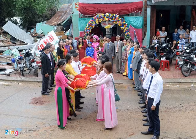 "Nhìn ảnh cưới rạng ngời hạnh phúc của con dựng trên nền ngôi nhà đổ nát mà lòng tôi ngậm ngùi, xót xa. Kết hôn là việc trọng đại của đời người, vậy mà sát ngày cưới của con căn nhà đổ sập tan hoang thế này, lòng mẹ như tôi dẫu buồn nhiều lắm nhưng cũng cố gắng vui cho ngày hạnh phúc của con được trọn vẹn", bà Lê Thị Mỹ (mẹ của Hà) thổ lộ. "Nhìn ảnh cưới rạng ngời hạnh phúc của con dựng trên nền ngôi nhà đổ nát mà lòng tôi ngậm ngùi, xót xa. Kết hôn là việc trọng đại của đời người, vậy mà sát ngày cưới của con căn nhà đổ sập tan hoang thế này, lòng mẹ như tôi dẫu buồn nhiều lắm nhưng cũng cố gắng vui cho ngày hạnh phúc của con được trọn vẹn", bà Lê Thị Mỹ (mẹ của Hà) thổ lộ.