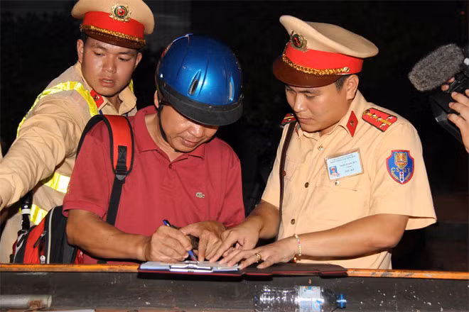 Ông Đoàn Văn Ngọc ký biên bản vi phạm. Ông Đoàn Văn Ngọc ký biên bản vi phạm.