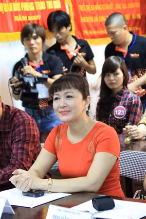 NSND Minh Hòa làm giám khảo trong một cuộc thi sắc đẹp cho thanh thiếu niên.