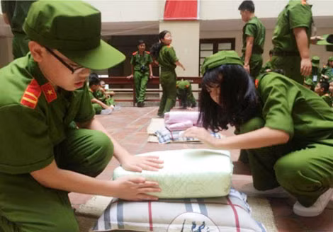 Rèn luyện tác phong, trật tự nội vụ và nếp sống của các chiến sĩ Cảnh sát nhân dân.
