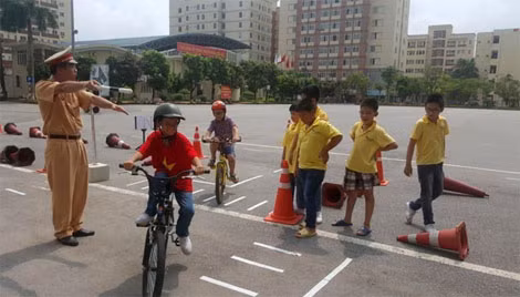Tham gia học tập chuyên đề về An toàn giao thông.