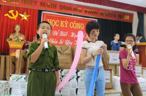 Giao lưu và tặng quà các bạn nhỏ tại Trung tâm nuôi dưỡng người già và trẻ khuyết tật Thụy An - Ba Vì.