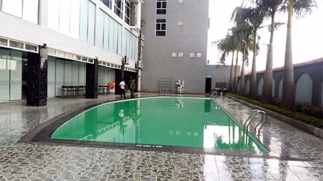 Bể bơi trong khách sạn VinhPlaza, nơi cháu Việt tử vong.
