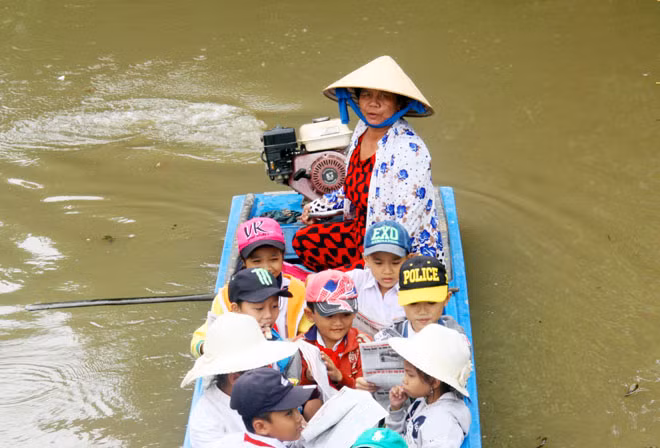 5 năm qua, bà Bảy Nhị ngày 2 buổi đưa đón miễn phí các em học sinh đến trường. 5 năm qua, bà Bảy Nhị ngày 2 buổi đưa đón miễn phí các em học sinh đến trường.