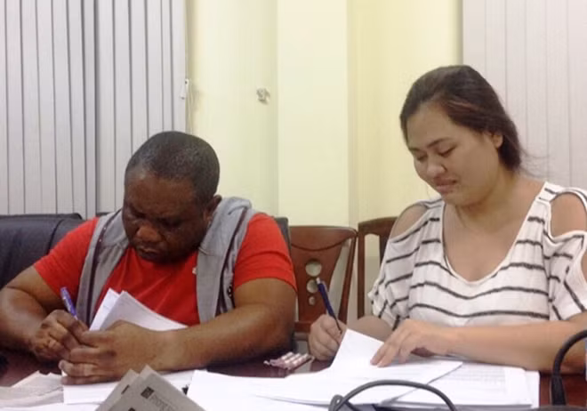 Hai đối tượng Micheal IkeChukwu Leonard và Huỳnh Hạ Bình tại cơ quan CSĐT Công an TP Cần Thơ.
