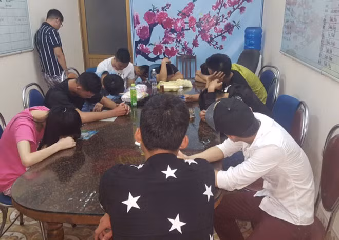 2 đối tượng bị bắt giữ và các đối tượng dương tính với ma túy.
