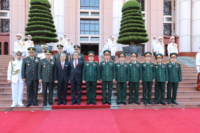 Hai đoàn Bộ Quốc phòng Việt Nam và Indonesia chụp ảnh lưu niệm.