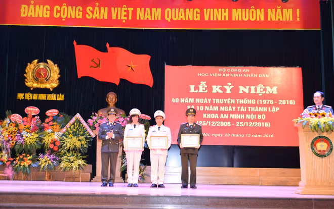 Trung tướng, GS.TS Nguyễn Văn Ngọc, Giám đốc Học viện ANND tặng Bằng khen của Học viện cho các cá nhân tiêu biểu của Khoa An ninh nội bộ.