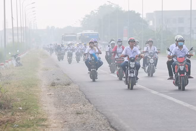 17h trên quốc lộ 32 ngập tràn khói trắng. Trong khói đốt rơm, rạ có các hạt bụi nhỏ, bồ hóng muội than, khí CO, CO2, SO2, NO2... làm chảy nước mắt, gây kích ứng đường hô hấp. Người hít phải dễ bị ho, hắt hơi, buồn nôn, ngạt thở… 17h trên quốc lộ 32 ngập tràn khói trắng. Trong khói đốt rơm, rạ có các hạt bụi nhỏ, bồ hóng muội than, khí CO, CO2, SO2, NO2... làm chảy nước mắt, gây kích ứng đường hô hấp. Người hít phải dễ bị ho, hắt hơi, buồn nôn, ngạt thở…