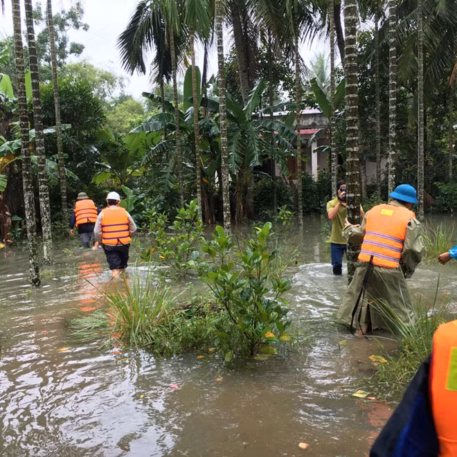 Các địa phương đội mưa, chèo thuyền vào tiếp tế mì tôm và nước uống cho người dân vùng bị cô lập. Các địa phương đội mưa, chèo thuyền vào tiếp tế mì tôm và nước uống cho người dân vùng bị cô lập.