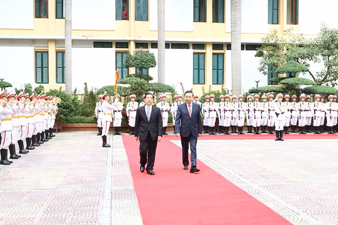 Bộ trưởng Tô Lâm và Bộ trưởng Quách Thanh Côn duyệt đội danh dự CAND Việt Nam.