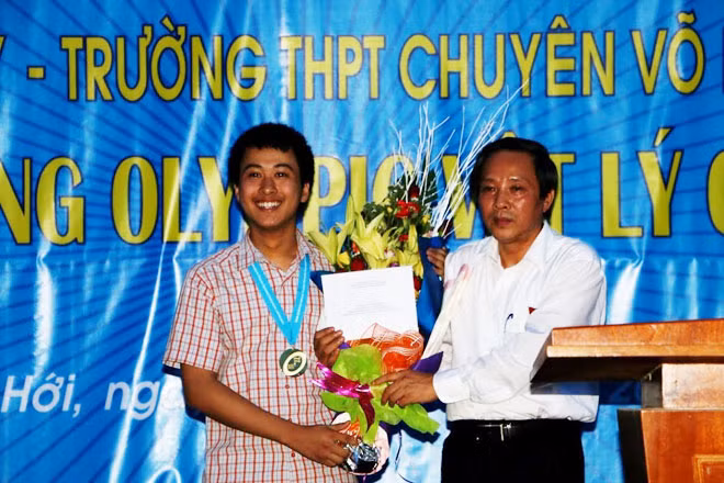 Ông Hoàng Đăng Quang-Bí thư tỉnh ủy Quảng Bình tặng hoa, quà chúc mừng em Nguyễn Thế Quỳnh.