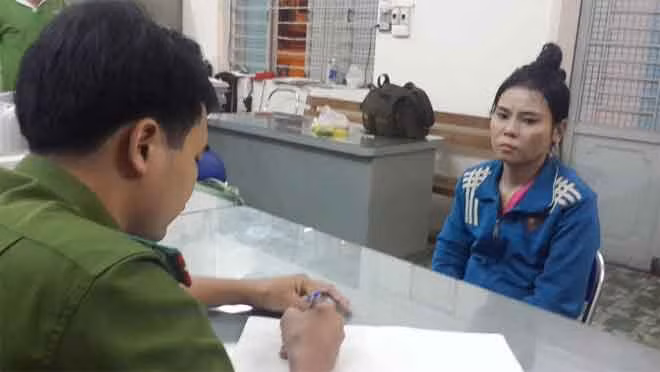Đối tượng Trần Thị Tuyết Phong tại cơ quan Công an.