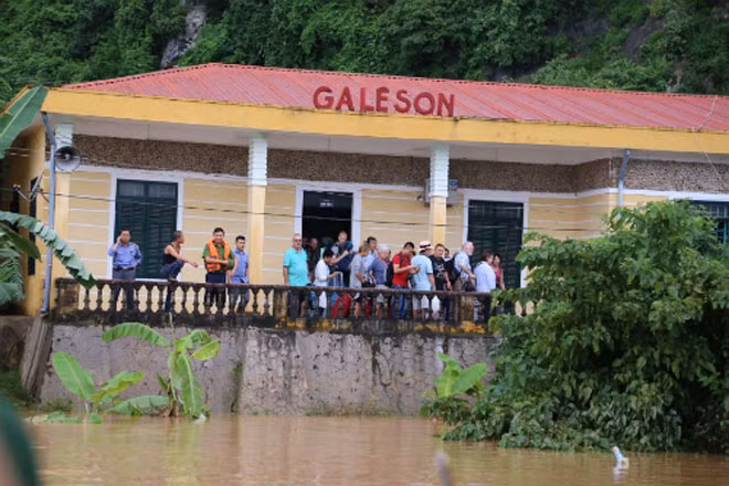 Đoàn tàu SE 19 mắc kẹt gần ga Lệ Sơn. Ảnh: Hoàng Táo. Đoàn tàu SE 19 mắc kẹt gần ga Lệ Sơn. Ảnh: Hoàng Táo.
