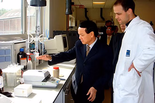 Kỹ sư Lê Thanh Thuấn tìm hiểu sản phẩm Dầu cá tinh luyện tại phòng LAB của Tập đoàn Châu Âu.