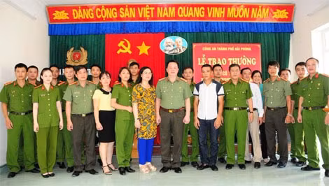 Đại tá Nguyễn Quốc Hùng trao giấy khen và tặng quà cho các cá nhân.