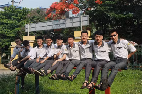 Trần Trung Dũng (thứ 2 từ phải sang) nộp hồ sơ vào Học viện An ninh Nhân dân.