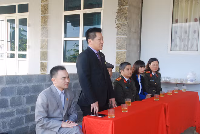 Ông Phạm Trọng Nghĩa, Giám đốc Khách sạn Mường Thanh Lai Châu chia sẻ tại buổi lễ khánh thành, bàn giao nhà tình nghĩa cho đồng chí Sùng A Nếnh.