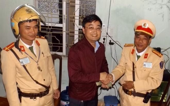 Công an quận Đồ Sơn trao trả tài sản cho anh Sơn.