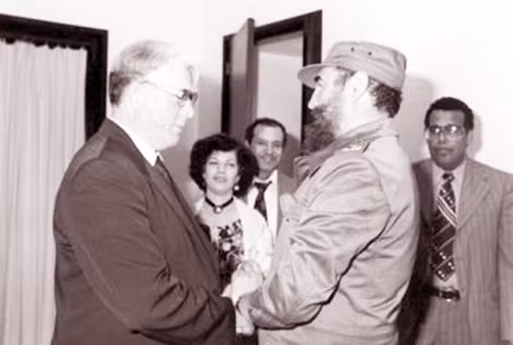 Cuộc gặp giữa Viện sĩ P. Burgasov (trái) và lãnh tụ Cuba Fidel Castro.