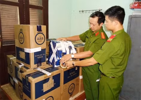 Lực lượng Công an niêm phong tang vật.