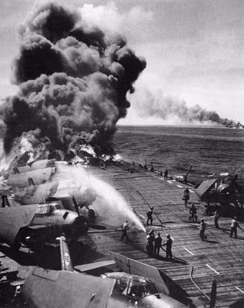 Tàu sân bay Independence bị Kamikaze đánh trúng. Tàu sân bay Independence bị Kamikaze đánh trúng.