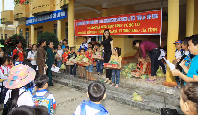 Học sinh Trường Tiểu học xã Hương Trạch nhận quà cứu trợ.