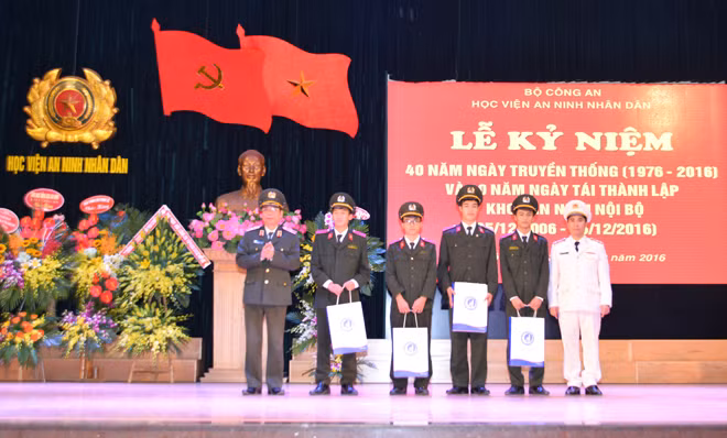 Thiếu tướng, GS.TS Bùi Trung Thành, nguyên Phó Giám đốc Học viện ANND tặng quà của Quỹ sáng tạo trẻ cho các học viên xuất sắc.