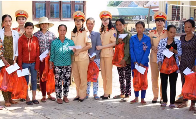 Nhiều phụ nữ ở Quảng Hải đã rất xúc động khi được chính các nữ CSGT “nhường” phần quà của mình trong ngày lễ 20-10.