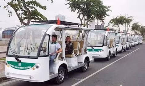 Các phương tiện xe 4 bánh chạy điện hoạt động trên đảo Cát Bà. Các phương tiện xe 4 bánh chạy điện hoạt động trên đảo Cát Bà.