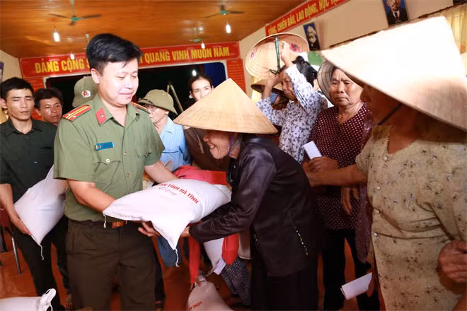 Tặng quà cho bà con xã Kỳ Lợi, thị xã Kỳ Anh. Tặng quà cho bà con xã Kỳ Lợi, thị xã Kỳ Anh.